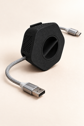 Enrouleur de câble portable Enroulo noir avec câble tressé USB-A vers USB-C, sur fond crème — Noir