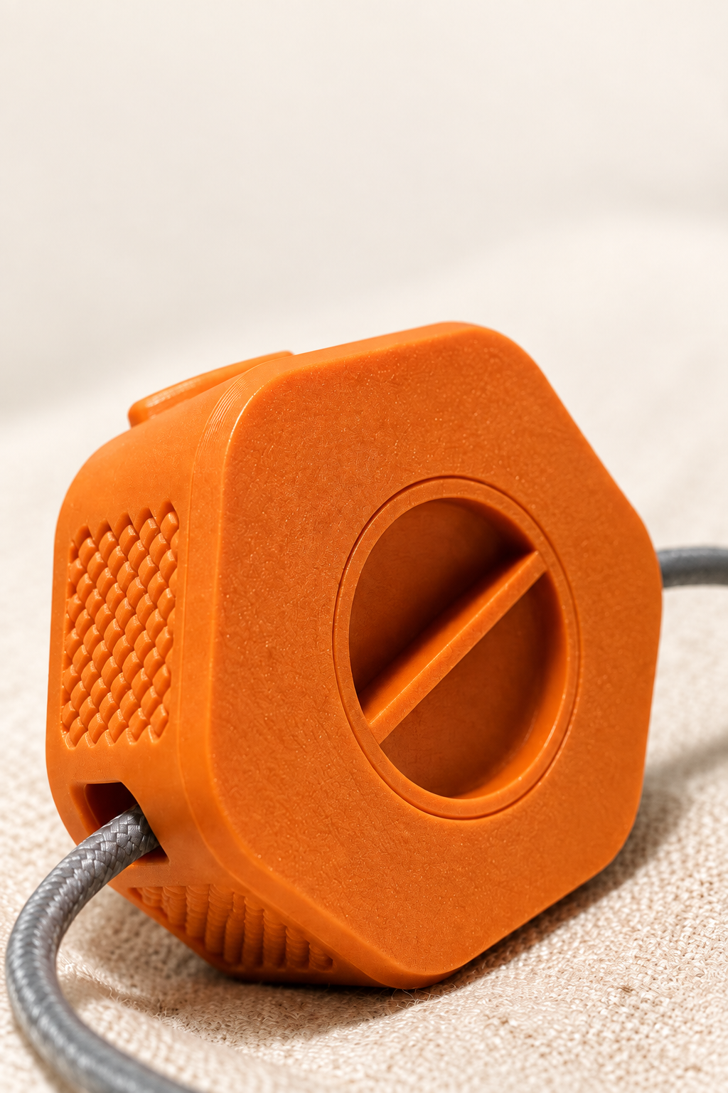 Gros plan de l’Enroulo orange et de son câble tressé