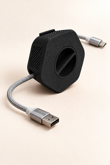 Enrouleur de câble portable Enroulo noir avec câble tressé USB-A vers USB-C, sur fond crème — Noir